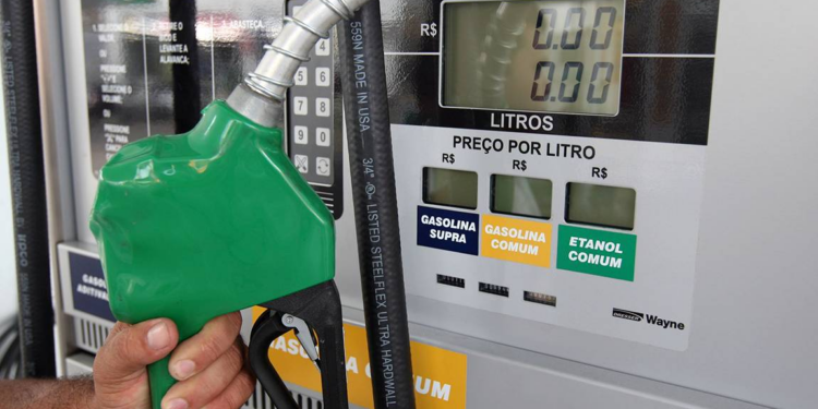 Antes de reajuste pela Petrobras, combustíveis mostravam queda em maio