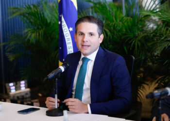 Motta acelera PEC do fim da 6×1 e leva texto ao plenário antes do fim da comissão