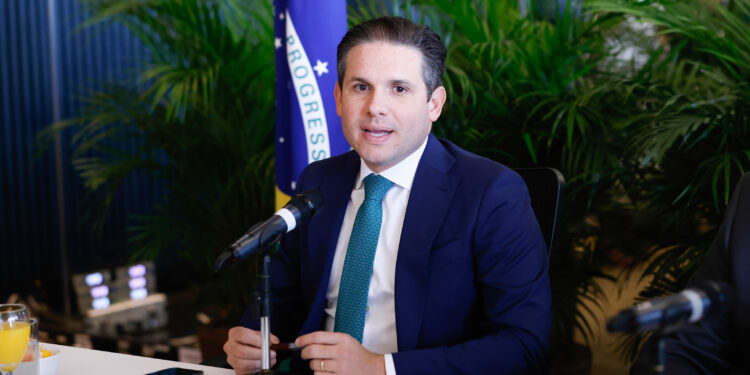 Motta acelera PEC do fim da 6×1 e leva texto ao plenário antes do fim da comissão