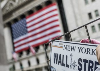 Wall Street tem leve alta, com otimismo sobre IA superando cautela com Oriente Médio