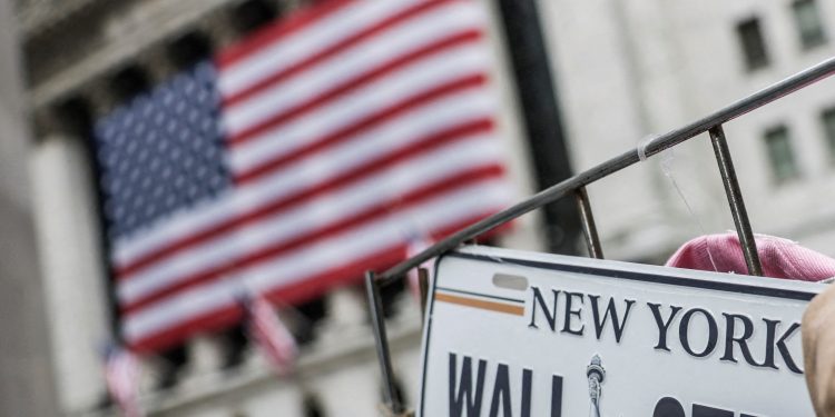 Wall Street tem leve alta, com otimismo sobre IA superando cautela com Oriente Médio
