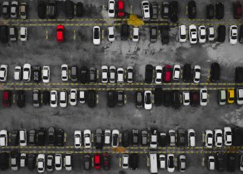 Elétricos desvalorizaram 49% em 4 anos contra 13,4% de carros a combustão, diz IBV