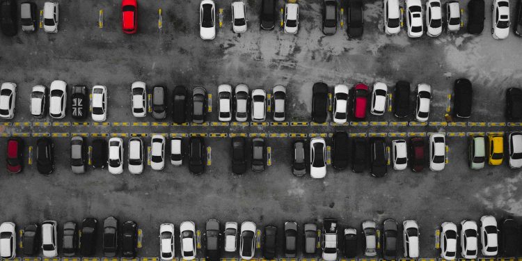 Elétricos desvalorizaram 49% em 4 anos contra 13,4% de carros a combustão, diz IBV